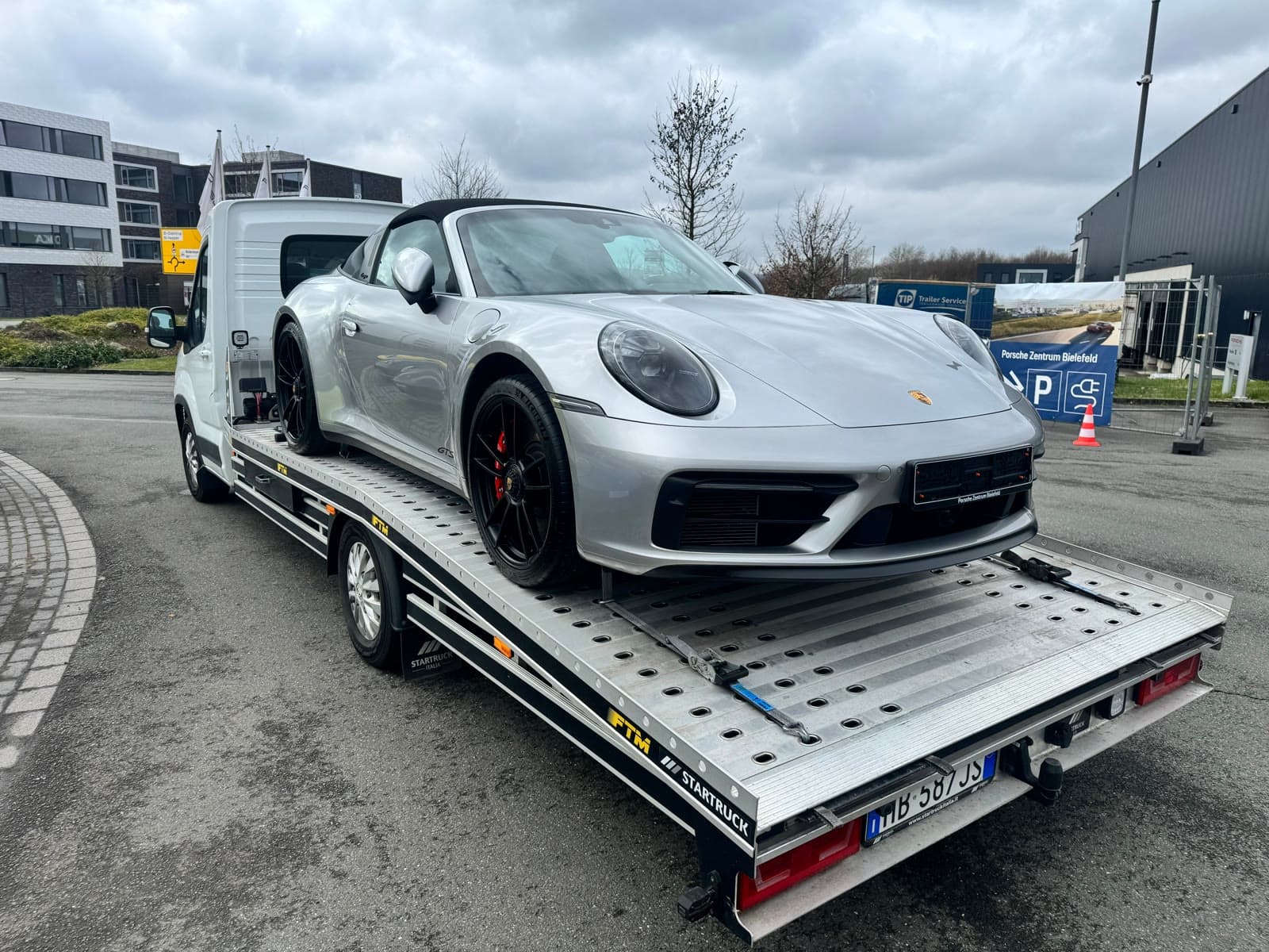 Porsche 911 acquistata in Germania caricata sul pianale del carro attrezzi FTM Group