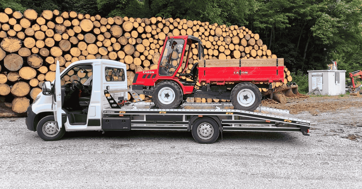 Trattore su ruote gommate trasportato sul pianale del carro attrezzi FTM Group