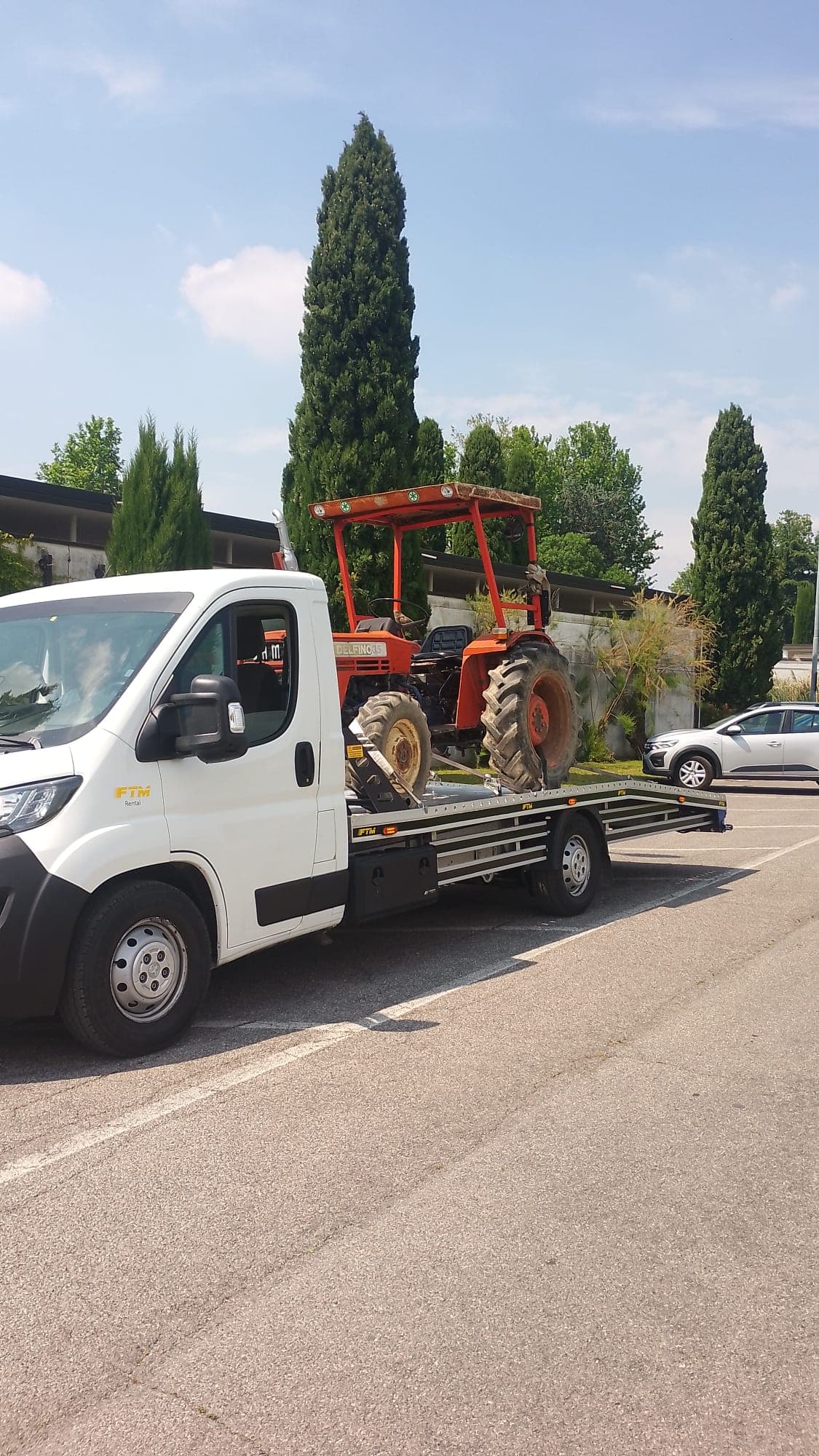 Trattore agricolo caricato sul pianale del carro attrezzi FTM Group