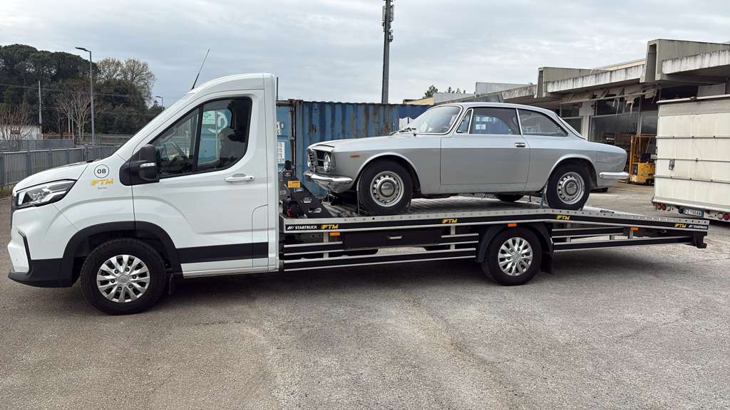Alfa Romeo GT d'epoca trasportata sul pianale del carro attrezzi FTM Group