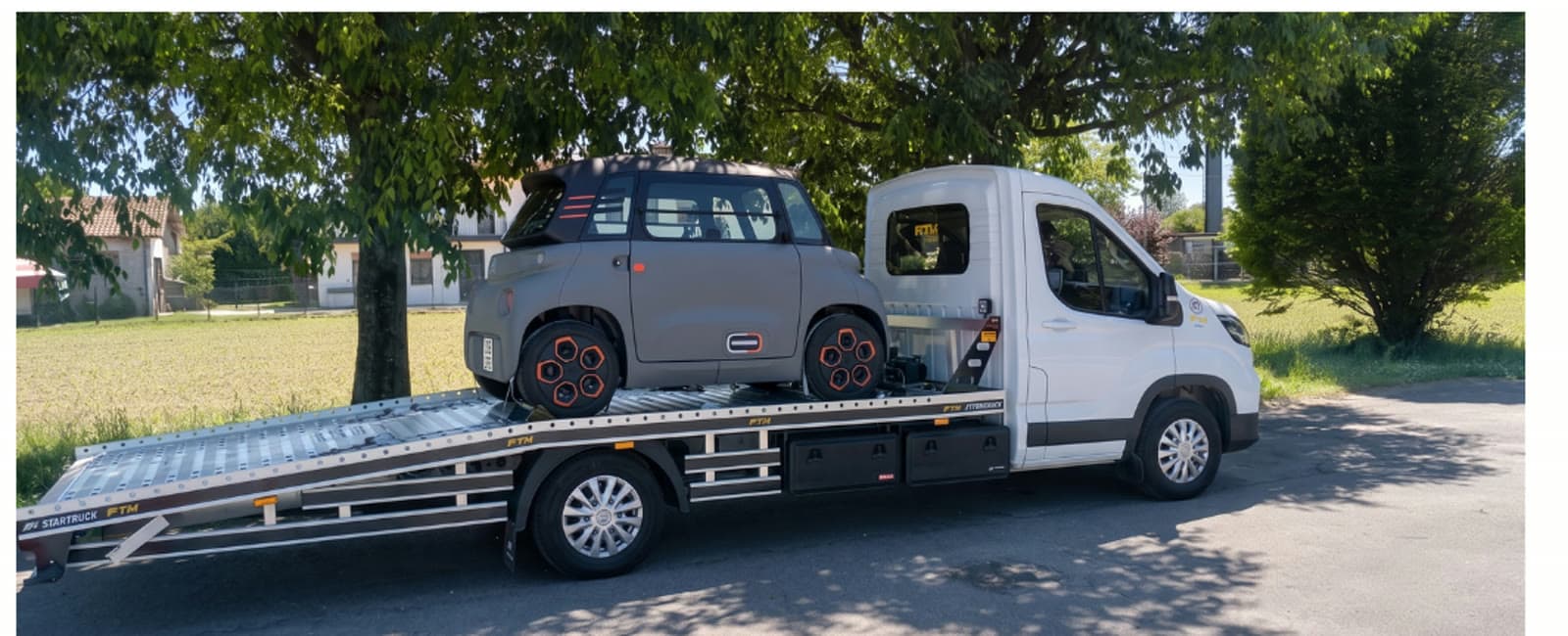 Citroën Ami elettrica caricata sul pianale del carro attrezzi FTM Group