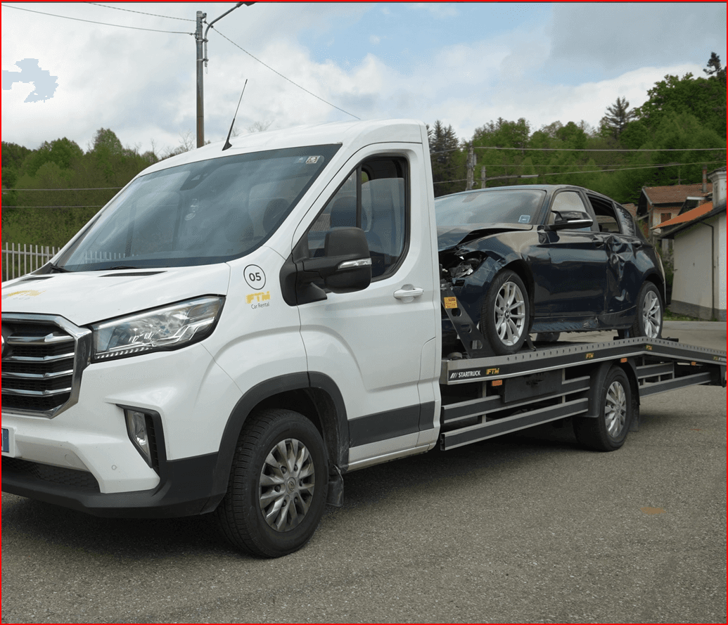 Auto ferma caricata sul pianale del carro attrezzi FTM Group