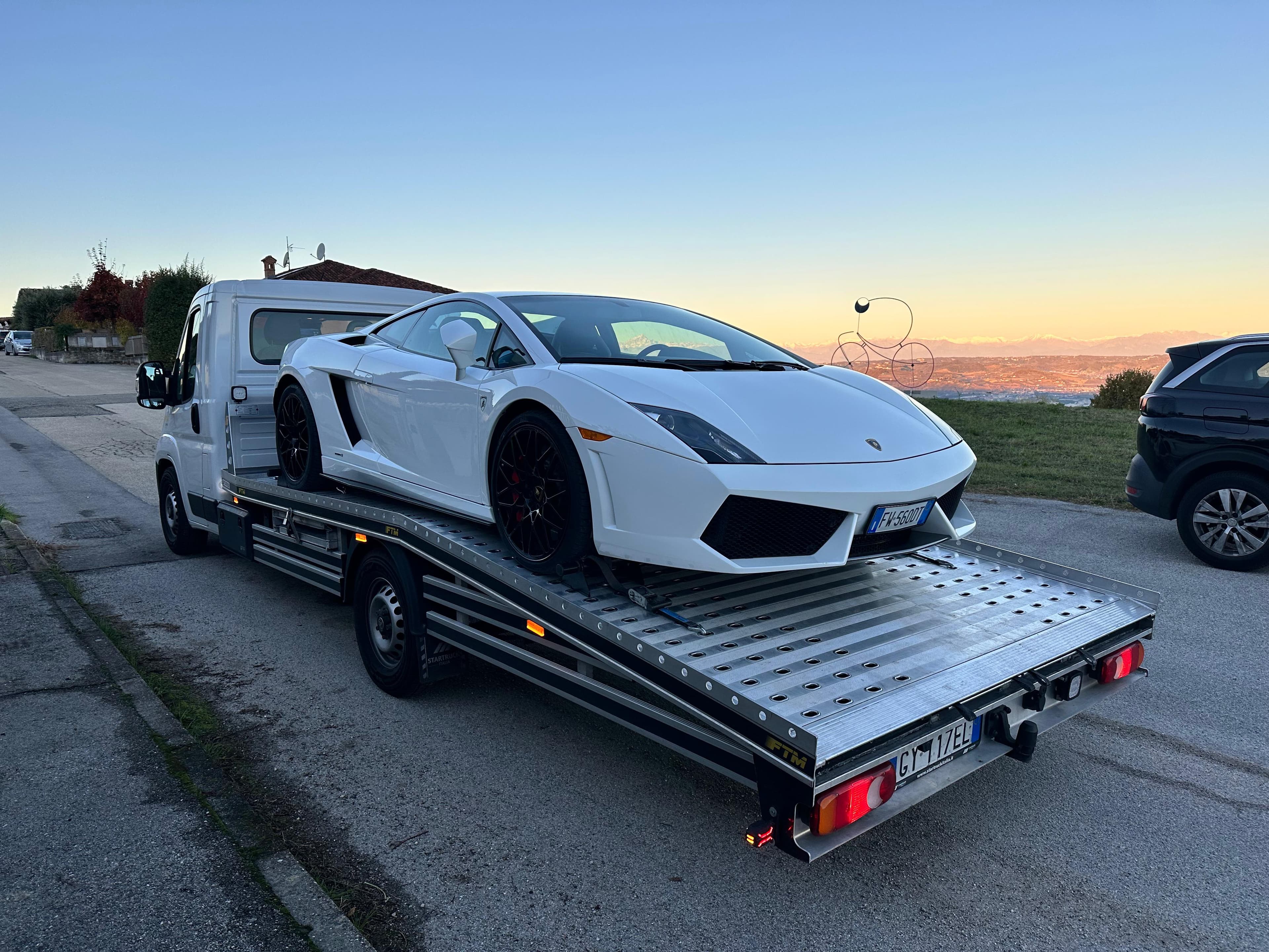 Lamborghini Gallardo sul pianale del carro attrezzi FTM Group verso la pista