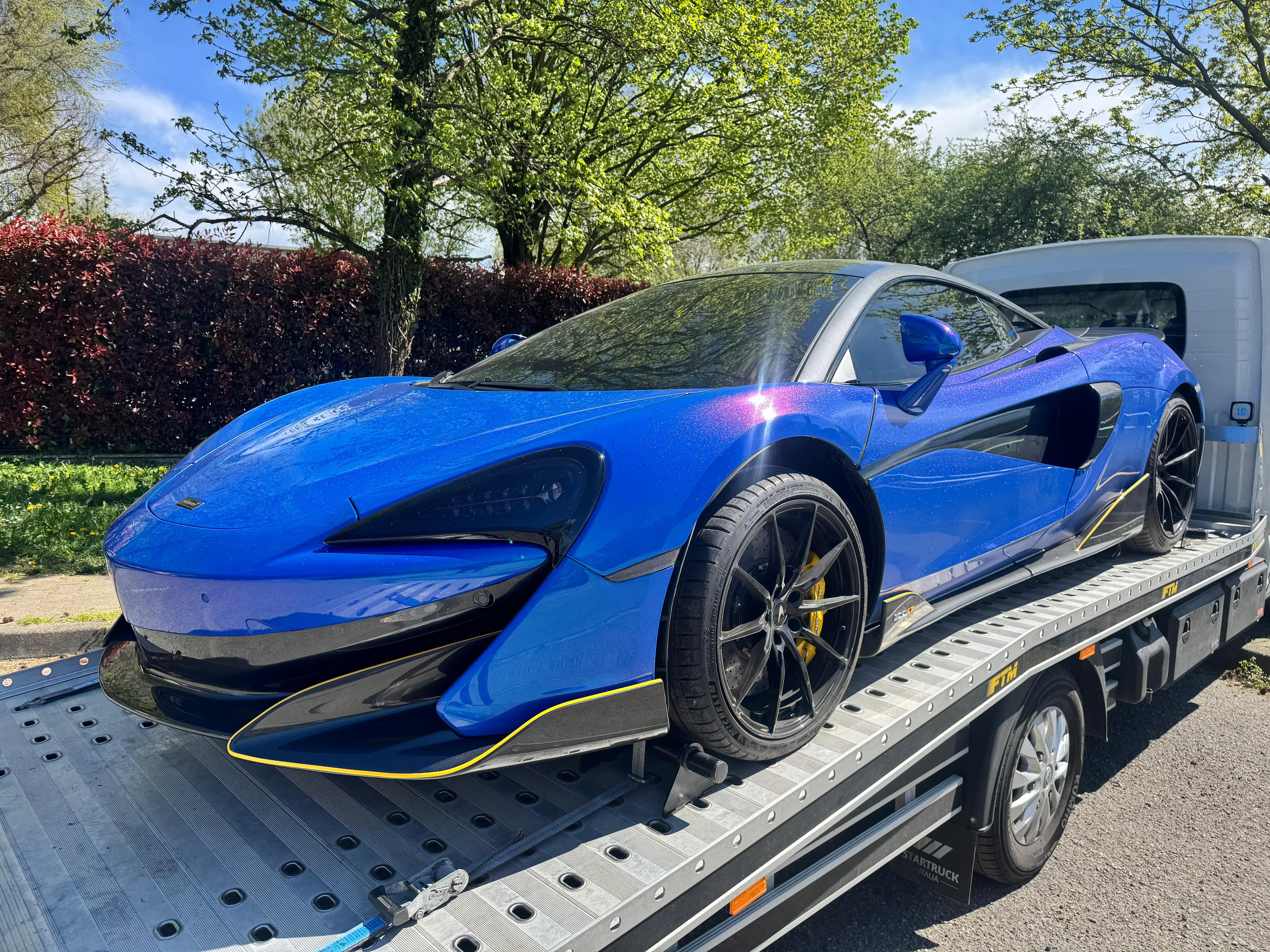 Supercar McLaren sul pianale del carro attrezzi FTM Group