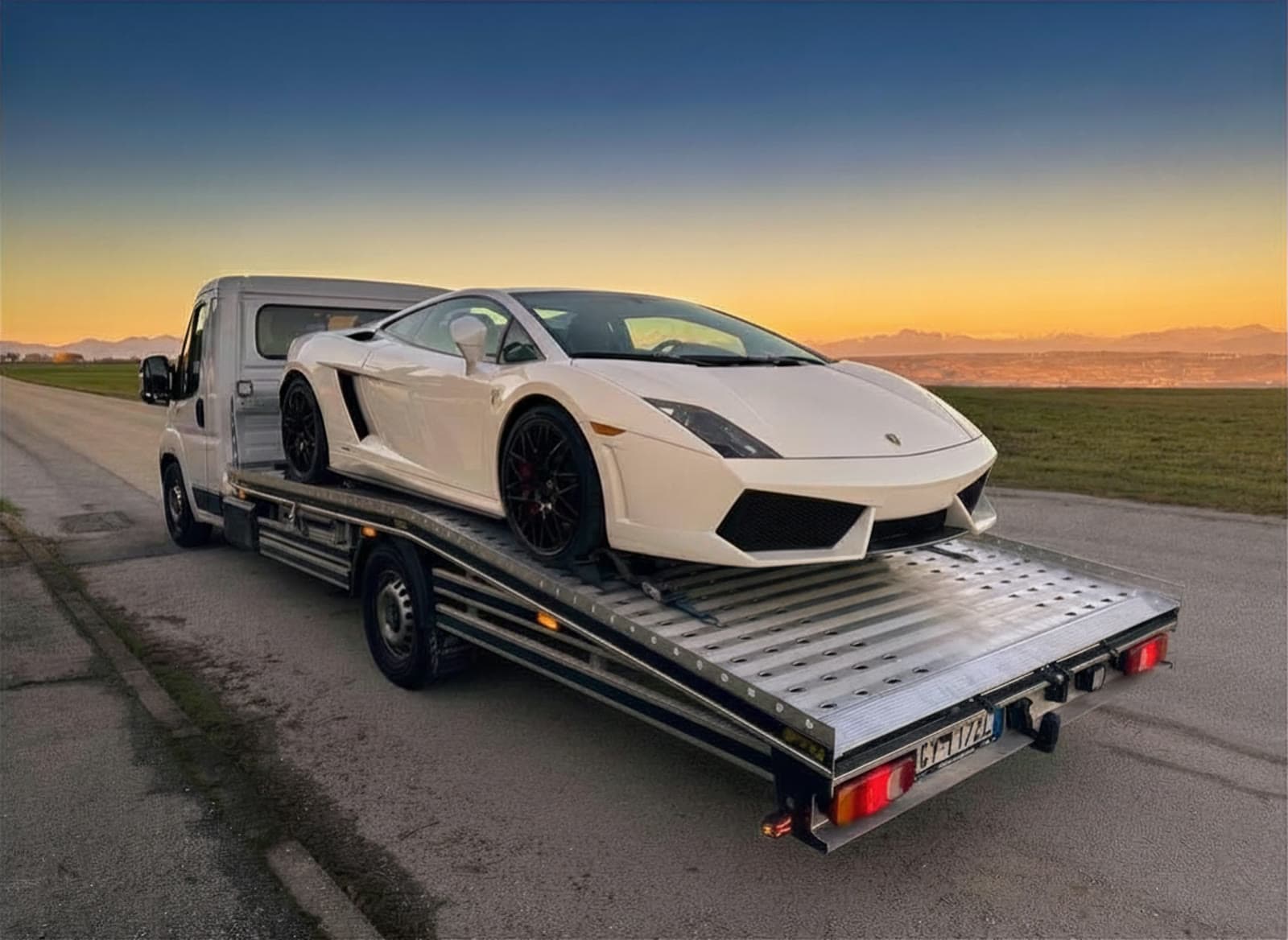Supercar Lamborghini sul pianale del carro attrezzi FTM Group al tramonto