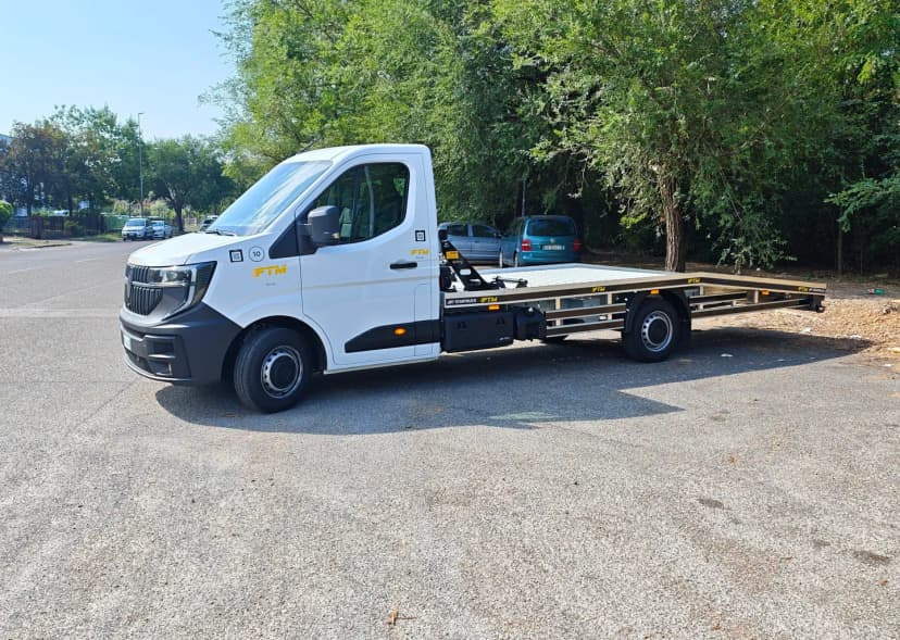 Carro attrezzi renault Master a noleggio con patente B — FTM Group